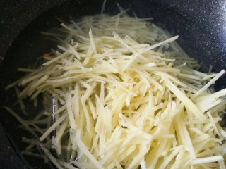 2、鱼香土豆丝,烧一锅开水放里面焯水