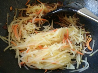 11、鱼香土豆丝,直接放入土豆丝炒匀