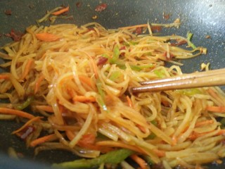 13、鱼香土豆丝,最后炒到颜色红润，粘稠，即可