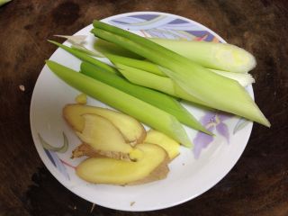 5、黄芪红枣土鸡汤,葱切段、姜切片