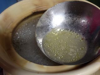 11、黄芪红枣土鸡汤,我不喜欢油脂，中途撇去了，不在乎油脂的可以省略此步