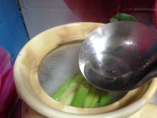 10、黄芪红枣土鸡汤,葱、姜、白酒、白醋煮开，再次撇去浮沫后大火煮开10分钟