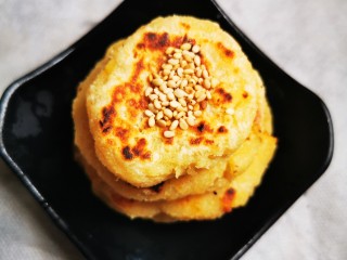 9、豆渣香蕉素饼,装盘咯，撒些芝麻