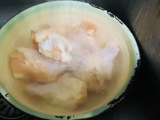 2、蜜汁鸡腿,鸡腿解冻后，用水洗净；