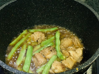 1、四季豆烧排骨,香喷喷即将出锅的四季豆烧排骨，具体步骤如下：