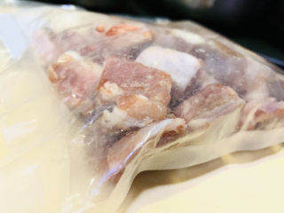 2、四季豆烧排骨,排骨一包；