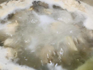 4、四季豆烧排骨,煮开；