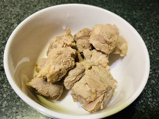 5、四季豆烧排骨,排骨焯水，捞起；