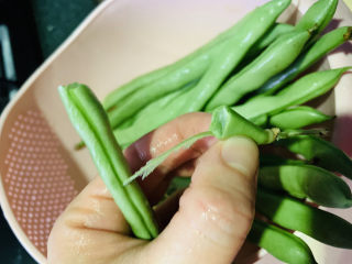 8、四季豆烧排骨,摘去教老的部分；