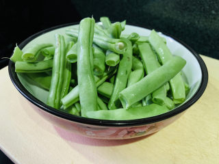 9、四季豆烧排骨,待用；