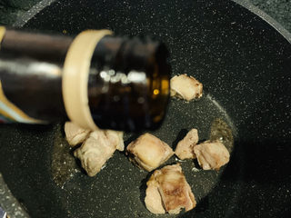 11、四季豆烧排骨,加少许料酒，炝锅；