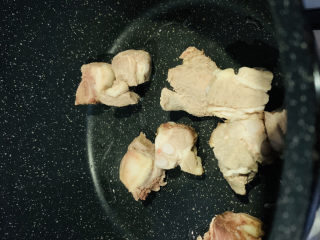 10、四季豆烧排骨,锅里加食用油，倒入排骨，煸炒；