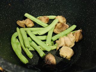 12、四季豆烧排骨,倒四季豆；