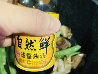 13、四季豆烧排骨,加酱油，炒一会；
