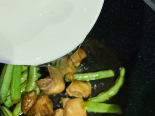14、四季豆烧排骨,加清水；