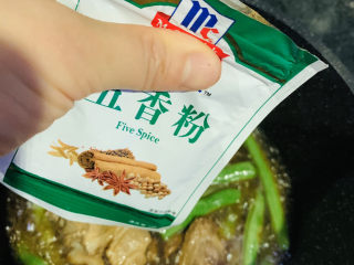 16、四季豆烧排骨,加五香粉；