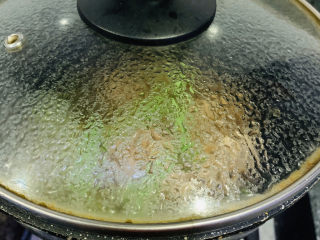 17、四季豆烧排骨,搅拌均匀，盖住锅盖焖十分钟；