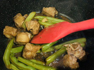 18、四季豆烧排骨,中间翻开搅拌；