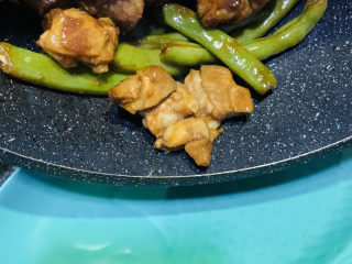 19、四季豆烧排骨,汁收干，即可出锅；