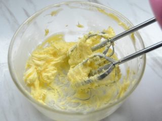 2、黄油曲奇,黄油室温软化，打发