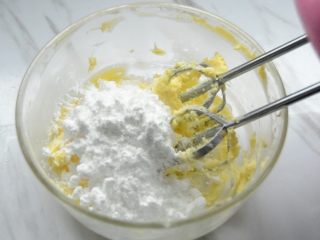 3、黄油曲奇,倒入糖粉，稍微拌匀下