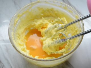 5、黄油曲奇,分两次加入全蛋液打发