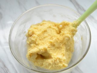 8、黄油曲奇,用刮刀拌匀