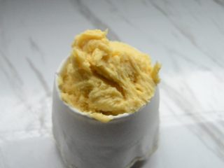 9、黄油曲奇,裱花袋事先套好裱花嘴，装入面糊