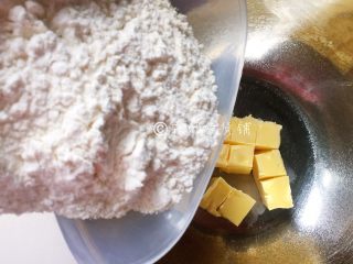 1、肉桂苹果派,黄油软化后加入低粉