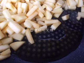 10、肉桂苹果派,慢慢就会有汁水渗出,小火慢煮,直到苹果块变软