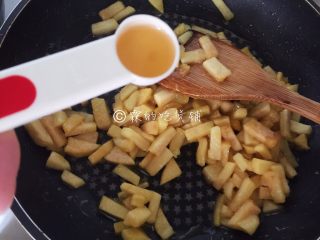 13、肉桂苹果派,随后关火,加入柠檬汁