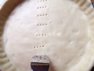 19、肉桂苹果派,用叉子在派皮上叉上小洞