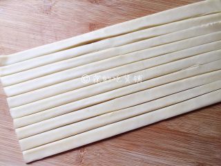 21、肉桂苹果派,再将剩余的面团擀成长薄片后切成条