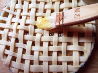 23、肉桂苹果派,刷上全蛋液,烤箱预热后,200度,25分钟左右(具体时间、温度请根据自家烤箱灵活设定)