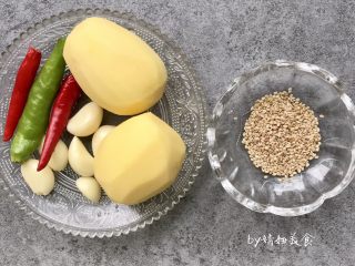 1、凉拌土豆片,食材准备：土豆2个、青椒1个、小米椒2个、蒜瓣4个、芝麻少许