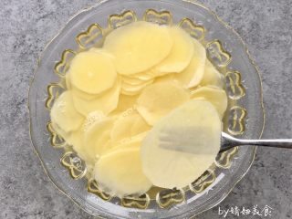 2、凉拌土豆片,土豆切薄片，越薄越好，我用切片器切的很薄