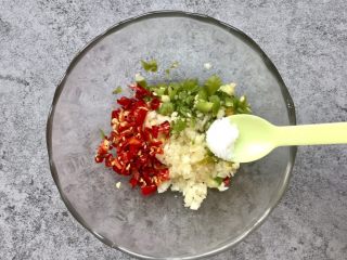 4、凉拌土豆片,准备酱汁：加少许盐