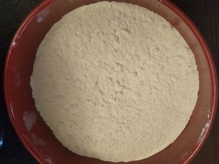 5、香软手撕椰蓉土司????,把面粉,糖和盐混合。