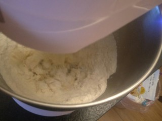 8、香软手撕椰蓉土司????,开一挡把。材料搅成团。