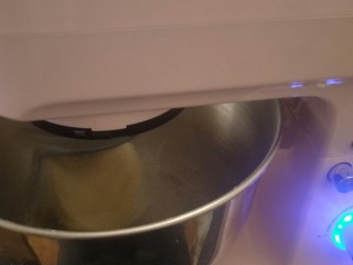 9、香软手撕椰蓉土司????,看到材料成团了就开高速。搅打面团。大约十分钟后出面筋。