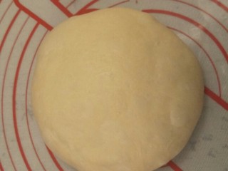 16、香软手撕椰蓉土司????,发酵完成后的面团,手指按下去应该是不回弹的,如果慢慢回弹,说明发酵过度了。快速回弹说明还没发酵完成,应该继续发酵。