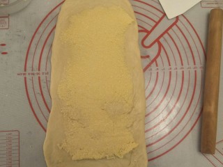 28、香软手撕椰蓉土司????,把刚刚的椰蓉馅用刮板抹均匀。以下预留两厘米,等会儿方便封口