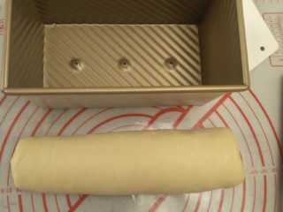 30、香软手撕椰蓉土司????,稍微搓长一点和吐司盒差不多使面团和椰蓉馅更加包容。