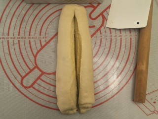 31、香软手撕椰蓉土司????,用刮板一分为二。上面顶端预留一点不要切断。