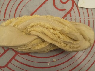 32、香软手撕椰蓉土司????,编辫子的方法,把面团扭起来。