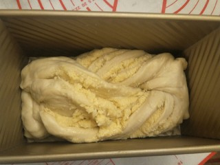 33、香软手撕椰蓉土司????,放入土司盒中。收口可以朝下