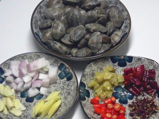 1、香辣花甲,准备材料:花甲,洋葱,姜片,蒜片,小米辣,泡椒,干辣椒,花椒