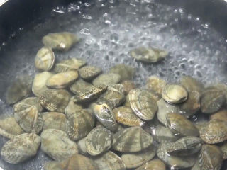 3、香辣花甲,下入花甲煮至花甲开口捞出备用