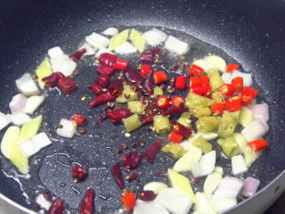 5、香辣花甲,继续炒香干辣椒,花椒,小米辣,泡椒