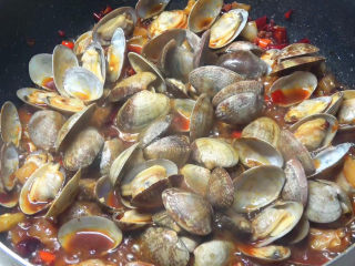 9、香辣花甲,放入花甲烧制片刻